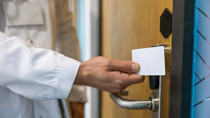 Person hold hand with a cart at a door